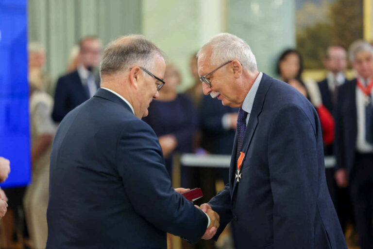 Sekretarz Stanu Andrzej Dera wręcza order Profesorowi Jackowi Oskowi