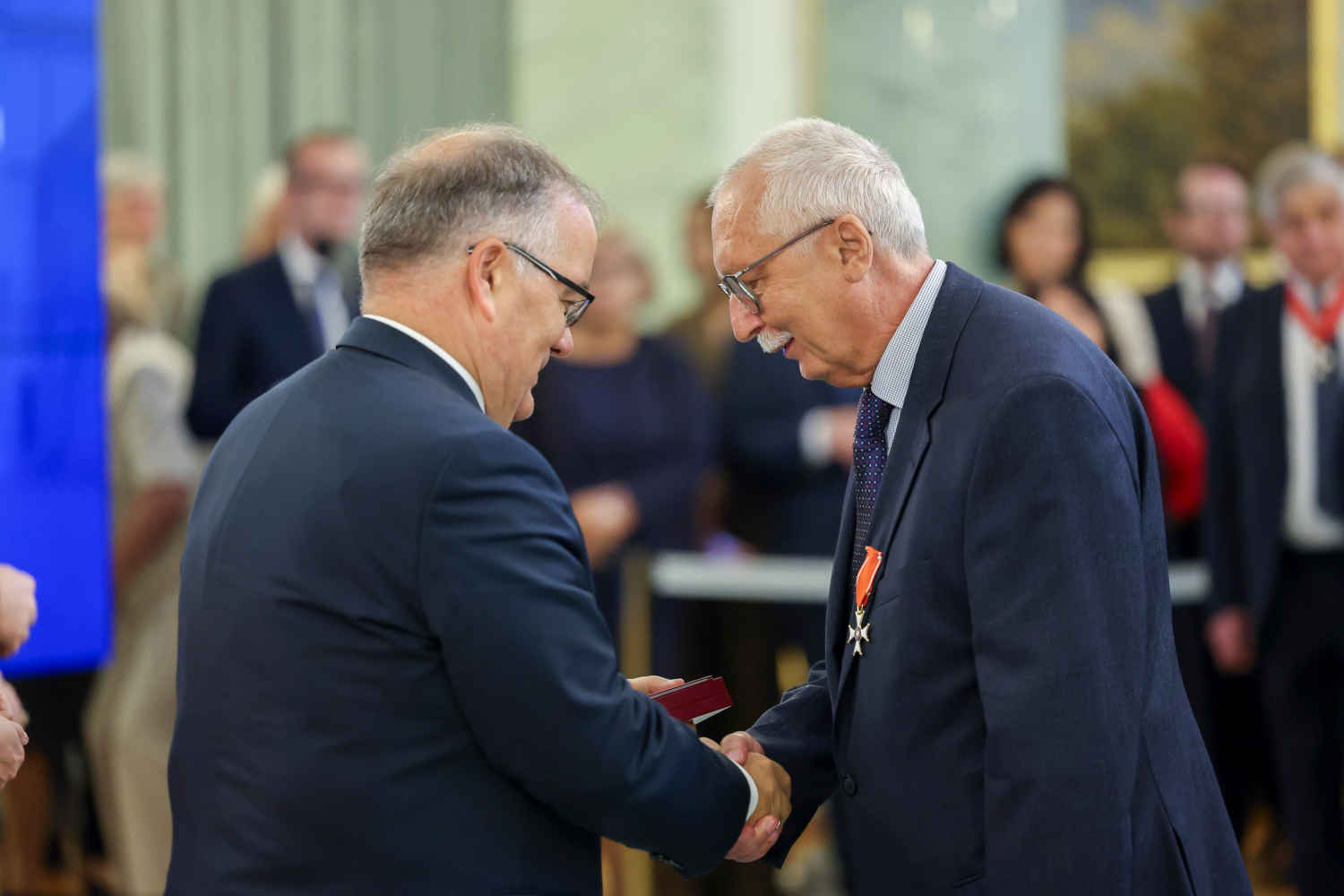 Sekretarz Stanu Andrzej Dera wręcza order Profesorowi Jackowi Oskowi