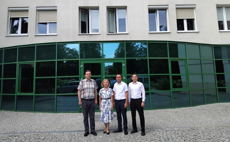 Wizyta delegacji z Kazachskiego Naukowo-Badawczego Uniwersytetu Weterynaryjnego w PIWet-PIB